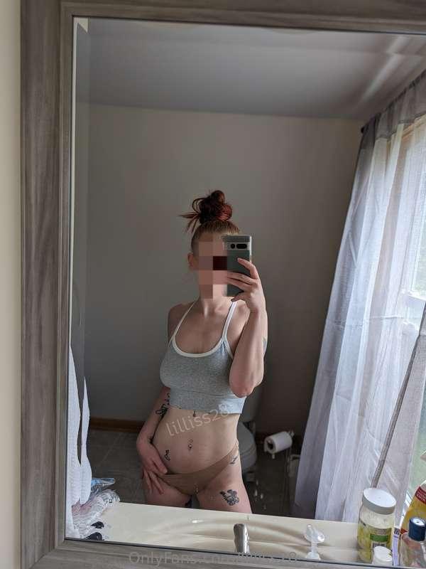 Just a silly girl waiting for your cock 😋