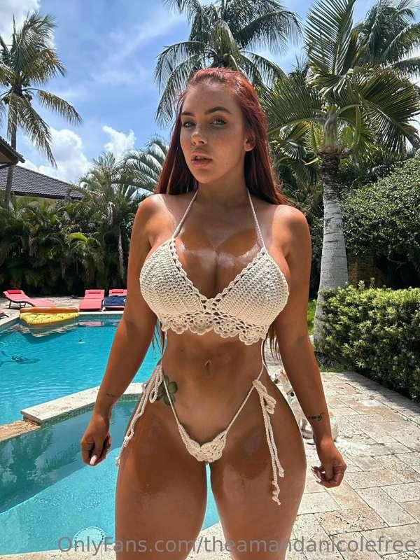 Would you join me in the pool daddy 😈 dm me on my VIP right ..