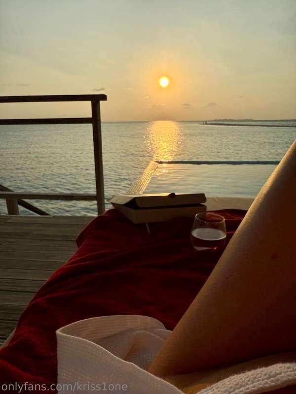 Eating pizza while watching the sun set 😎🥰💖 What did you hav..