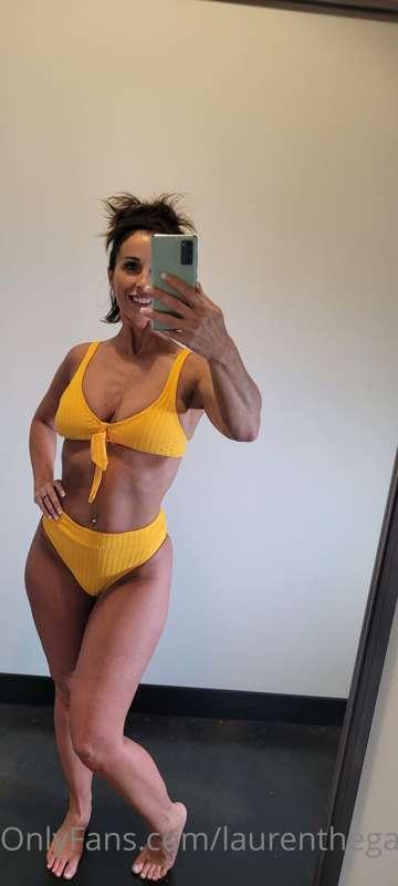 My lil yellow bikini👙 You like?🤔 (4 pics)