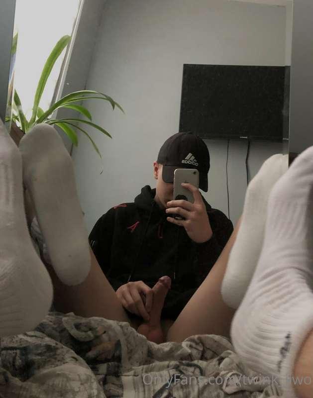 Quickly watching myself in the mirror 😎 and jerking off befo..