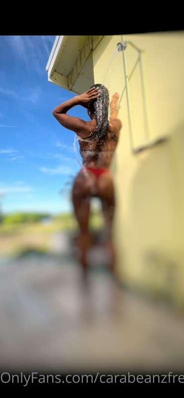 I love a good outdoor shower! Something about the sunlight a..
