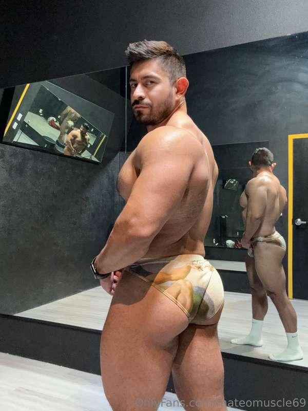 Join me in the posing room? 😝