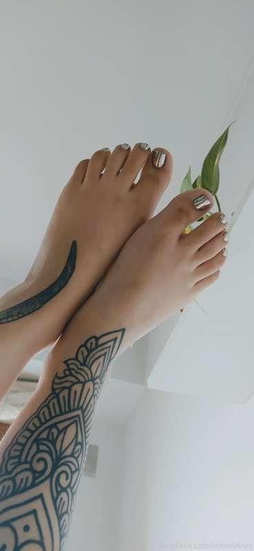 I polished my toenails and now I have small mirrors ✨ 

What..