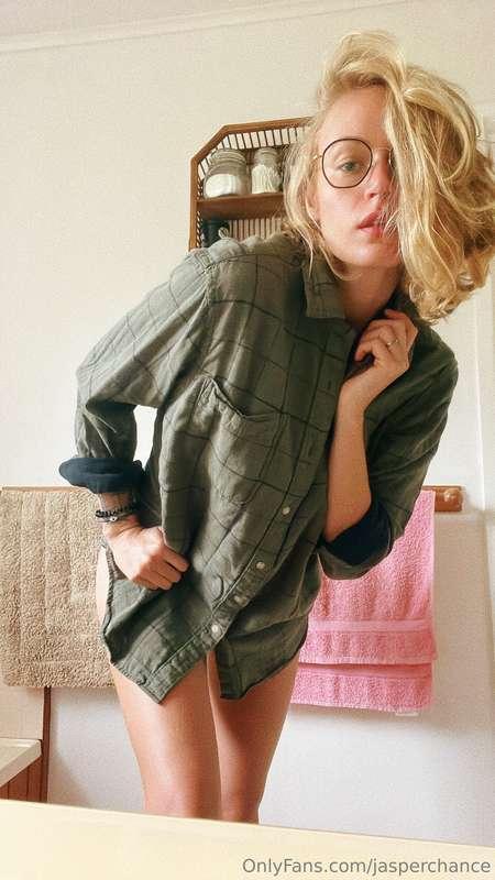 Wearing my boyfriend’s shirt…and then suddenly i’m not ;)

t..