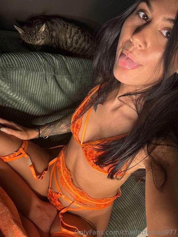 need someone to play with right now 🥵