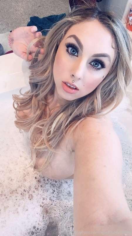 Blessing y’all with 3 freeeee tiddy pics 🥵🔥