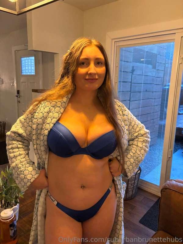 suburbanbrunettehubs image #0