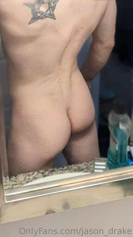 Little bit of a butt drop and a couple morning wood for you ..