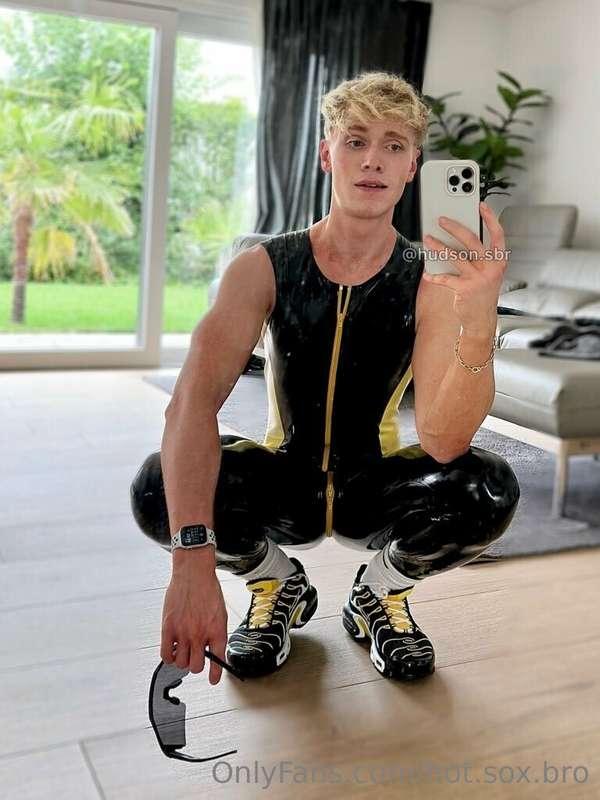 Wearing latex makes me do things 🤤🤤🥵 the feeling is incredib..