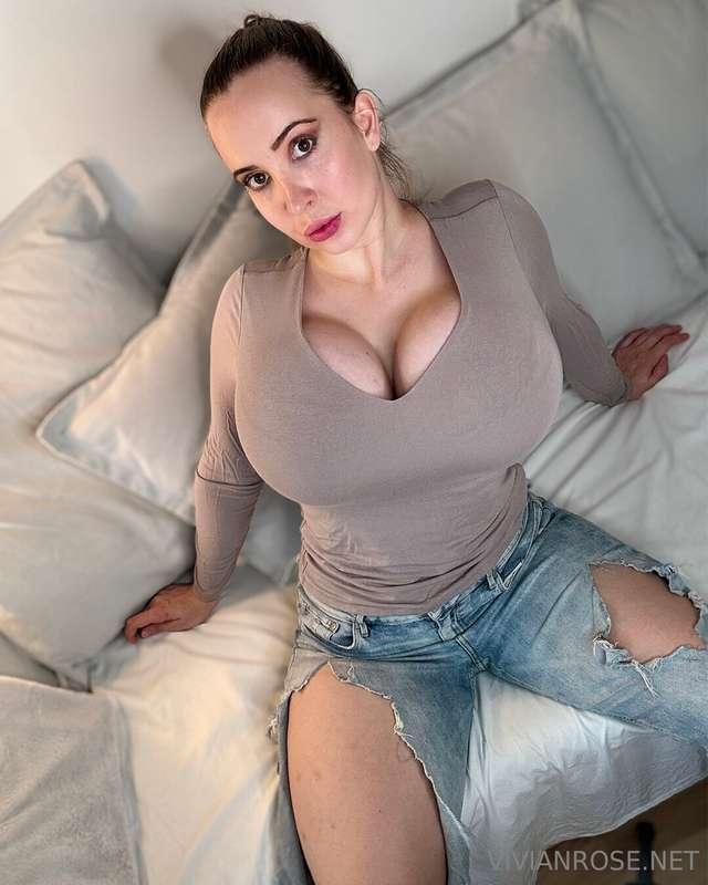 Trying to look innocent… but these boobs are not helping 🙈💗