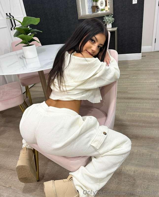 wanna sit on this chair and i'll sit on top of you? 😈