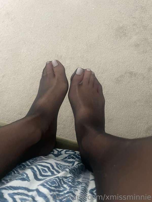 Want to watch me play with my nylon feet 😈 message me:)