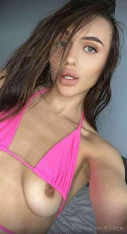 Discover the candid  page of horny hottie🔞@a_alexxxaa_alx 

..