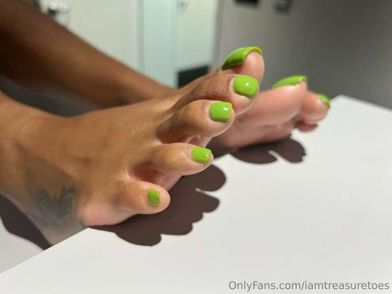 Lick my candy colored toes