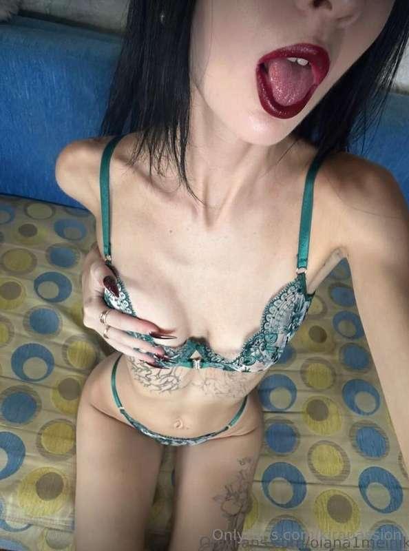 Wow! Just look at this gorgeous petite girl 🥵🥵 She wants att..