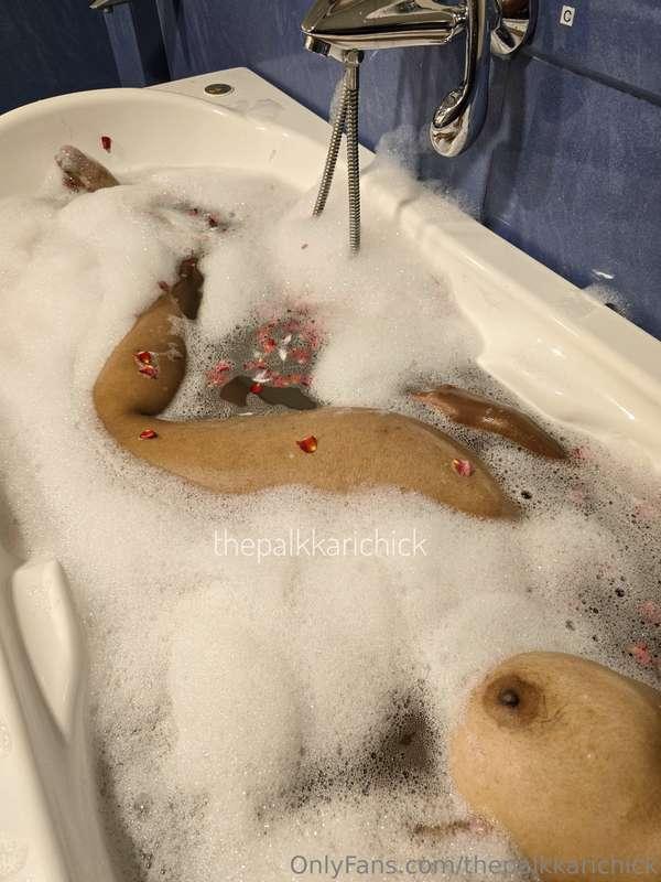 The bath tub, soapy bubbly water and me 🫧❤️! 14/21