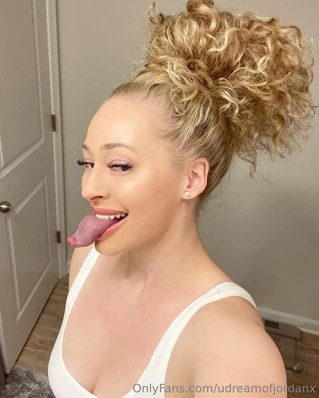 there's a lot i can do with this tongue 😏