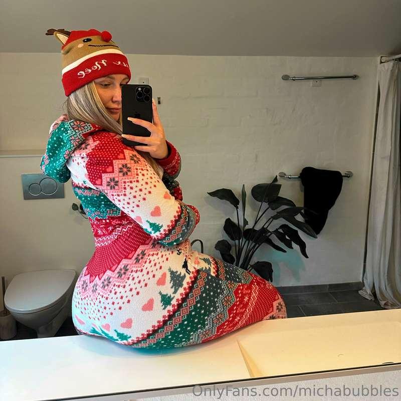 Merry Xmas! 
Swipe —> to undress me 🎁❤️