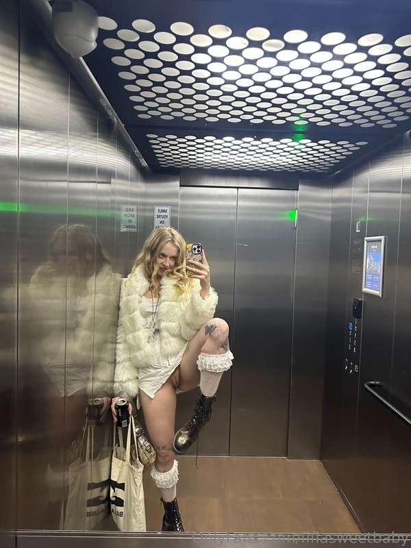 quick slide in on the elevator ? 💋