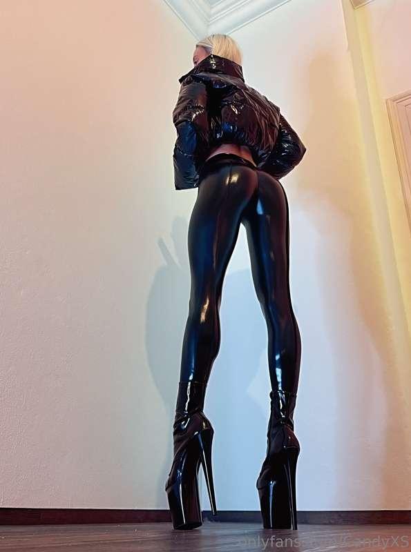 tell me, how much did you miss this shiny little ass? 😇