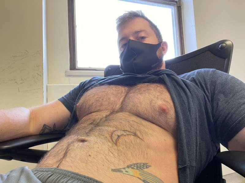 horny at work come help me out