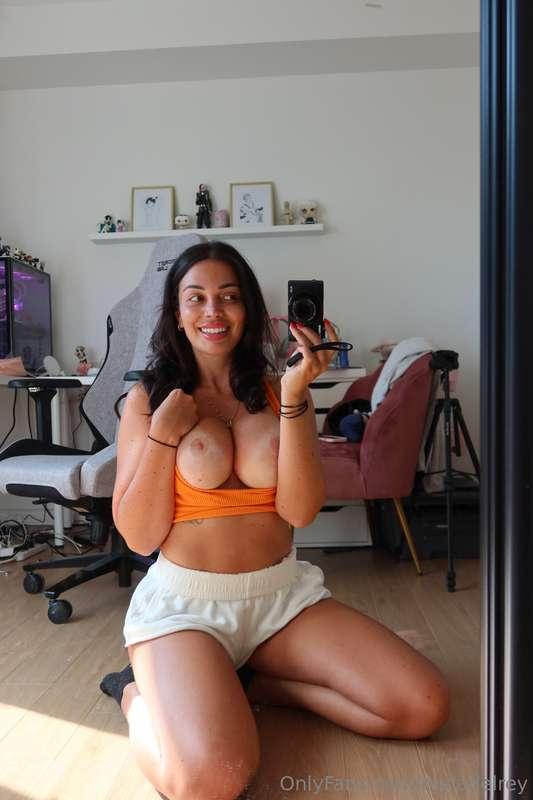 Peek-a-boobs 🙈🧡