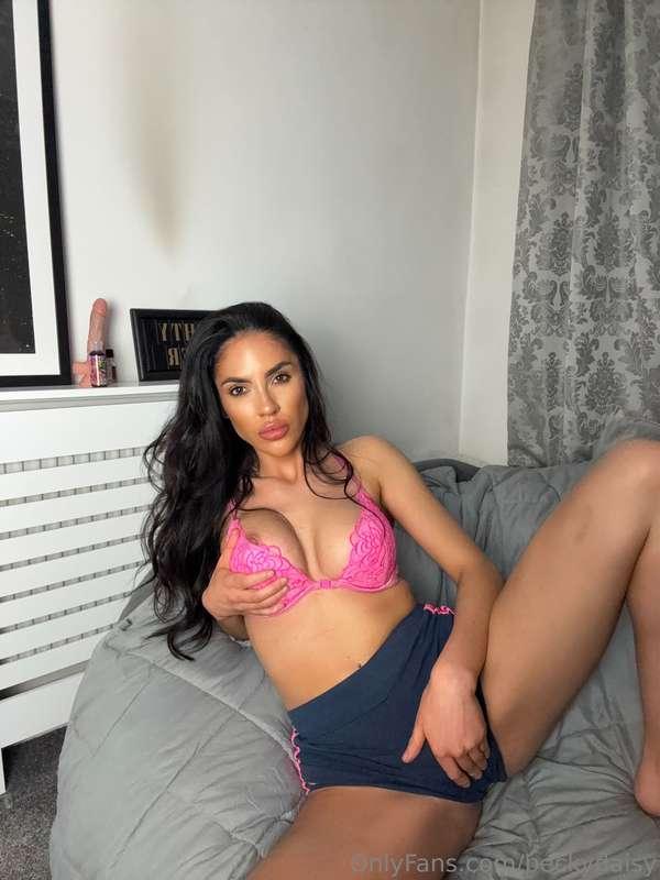 Fingering this pussy from behind until I’m soaked and shakin..