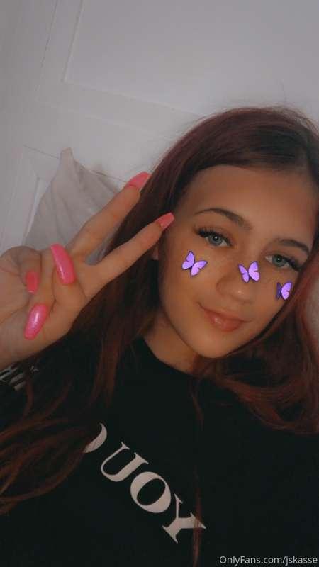 Only 3 more hours to get me to 2k likes😍 with under 300 like..