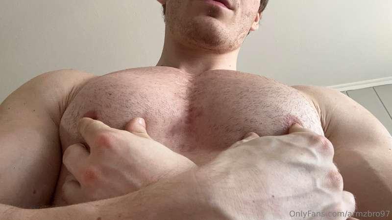 Daddys growing hairy pecs😋