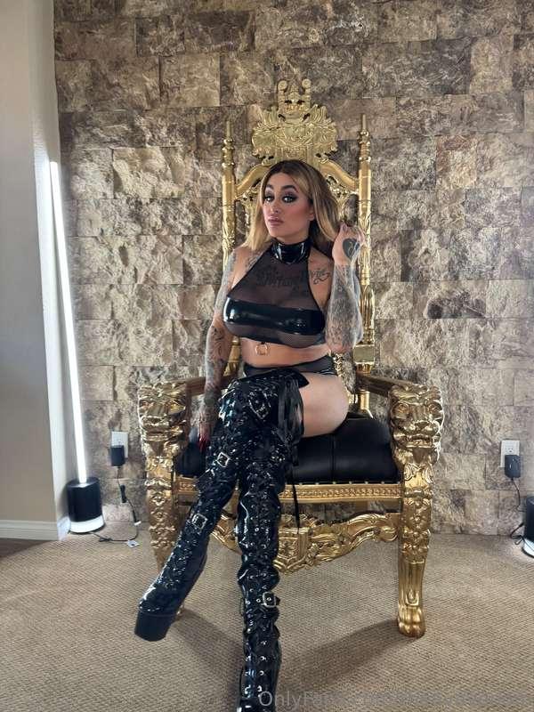 Worship You’re Queen 🤤🤤