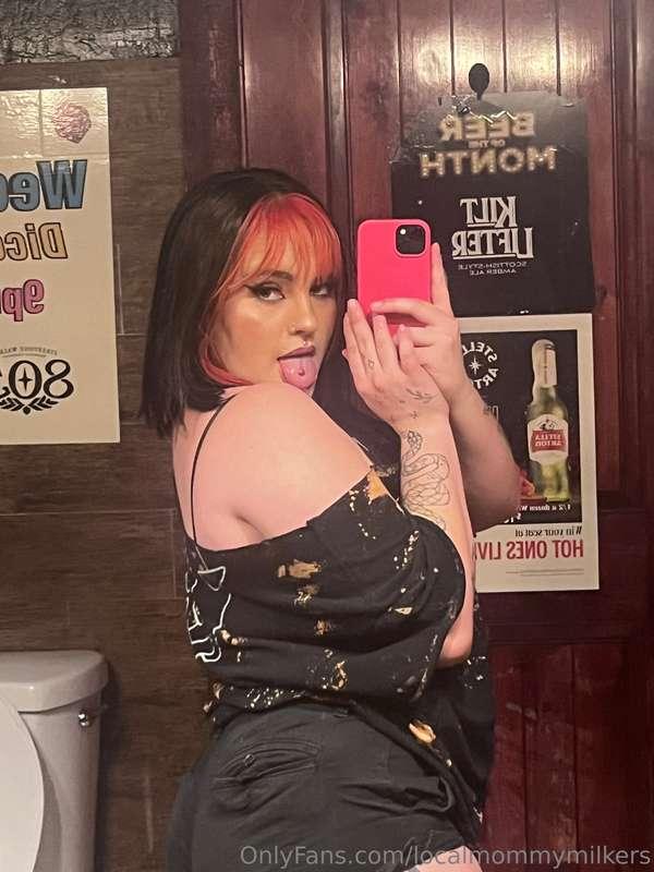 daddy. i need someone to fuck the attitude outta me 🖤🖤