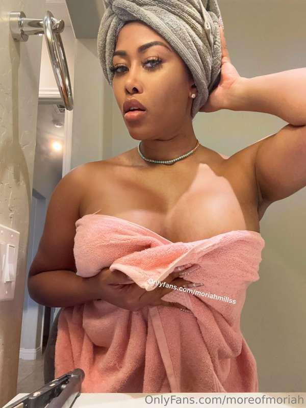 About to take a hot shower 🥵
*Tip $15 if you want to see it*..