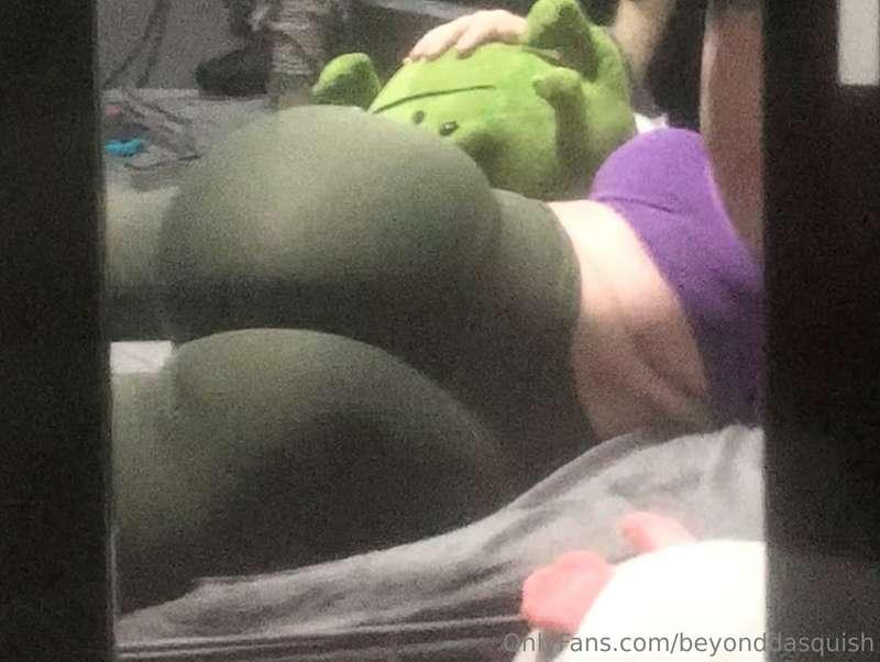 Tip only $5 to see two more close up booty legging pics! 💚

..