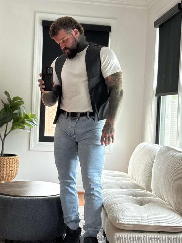 Good Monday morning!(This is my 90s outfit) 