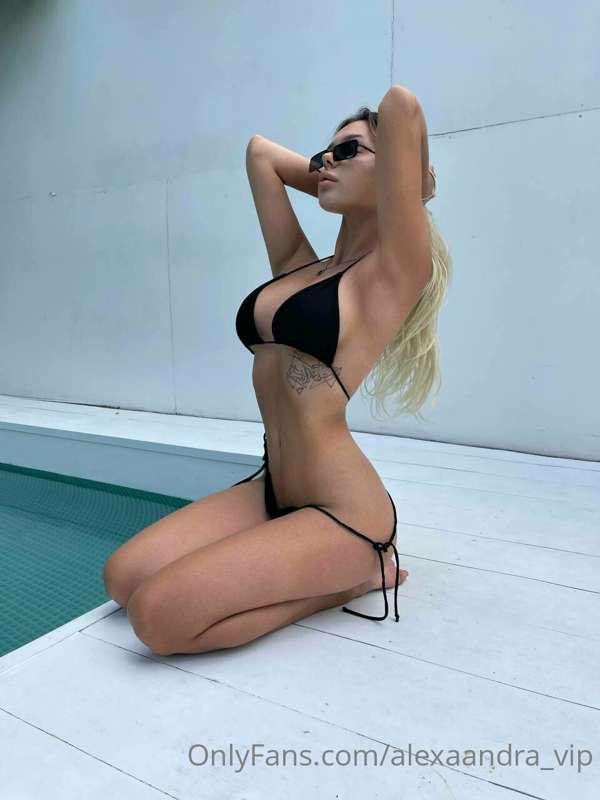On a hot summer day, being by the pool is a great pleasure 💦