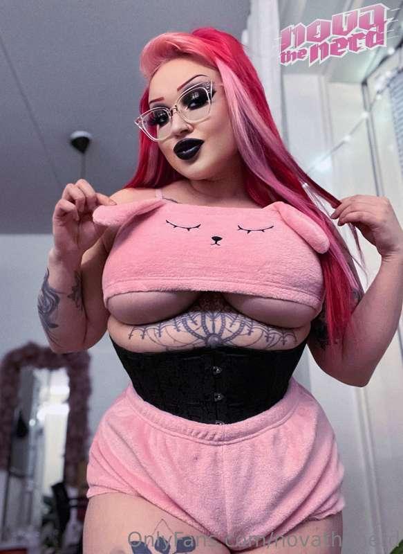 Slutty in pink ✨ Swipe to see some boobies 🤭🤤

I am sorry fo..