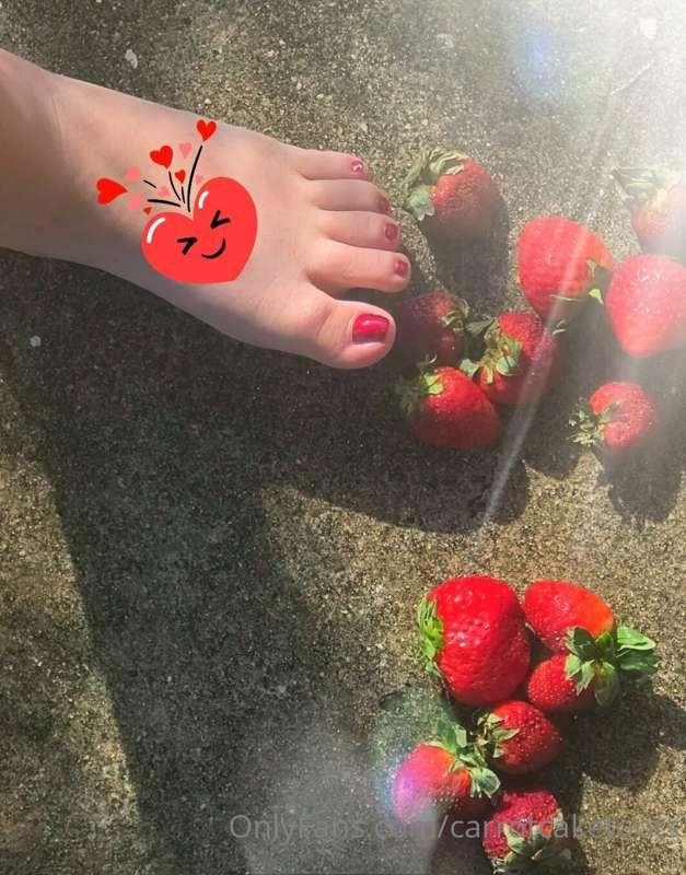 Omg strawberry 🍓 video coming soon 😍 😋 anyone want to eat st..