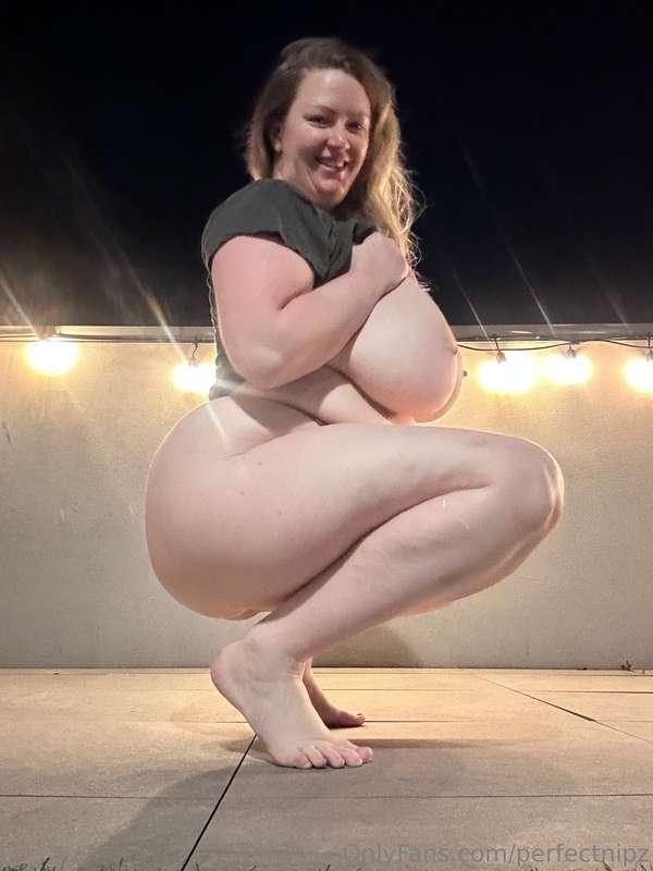 A little side squat action out on the patio! 😄 Lol, ugh! Tak..