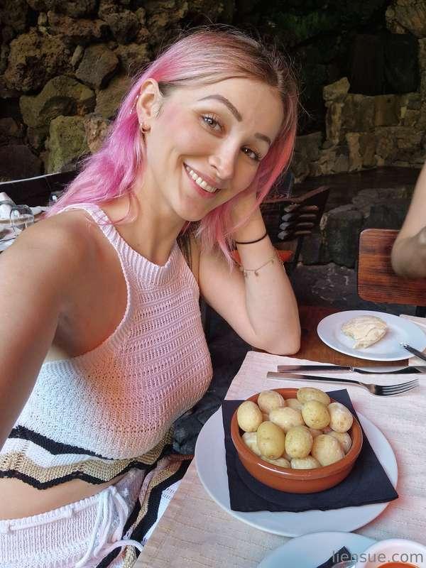 What would you prefer to eat: Me or the potatoes? Don´t forg..
