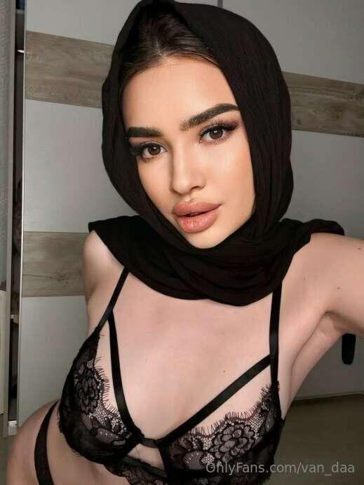 SEXY CUTIE 💋 @mandy_pierce 💋 LOVES TO STRETCH HER VIRGIN HOL..