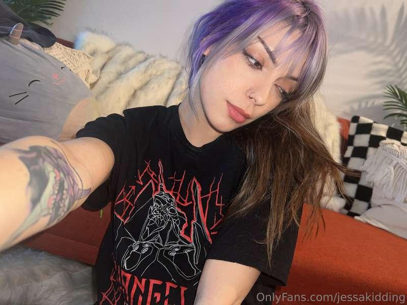 I’ve been experimenting with makeup, but I think I wanna dye..
