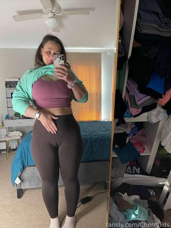 Front or back?
-------

ˢᵒʳʳʸ ᶠᵒʳ ᵗʰᵉ ˡⁱˡ ᵐᵉˢˢ🙈

#fyp #mommy #tits #bigtits #selfie #milf  #pawg #chubby  #leggings #ass
