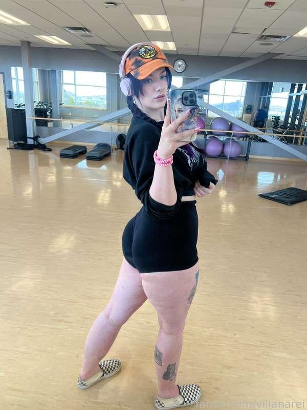 Gym girl booty 🍑✨

#fyp #gym #fitness #booty #thicc #ass #shorts #thighs #thiccthighs #longlegs #legs #goth #gothgirl #tattoos