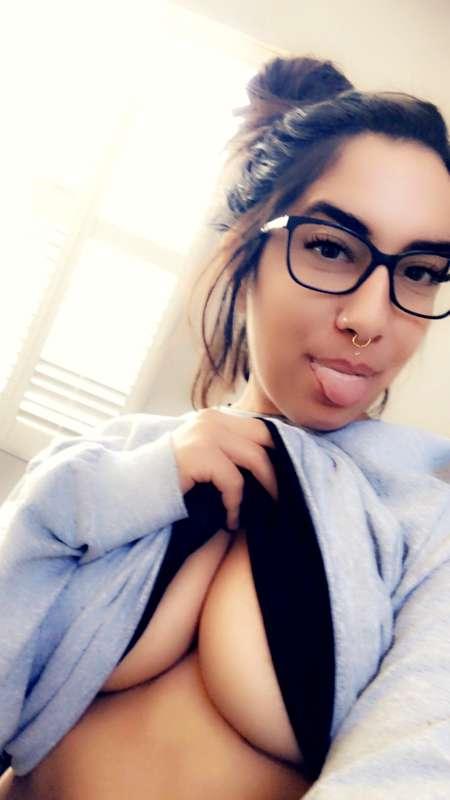 Some more underboob action 😍