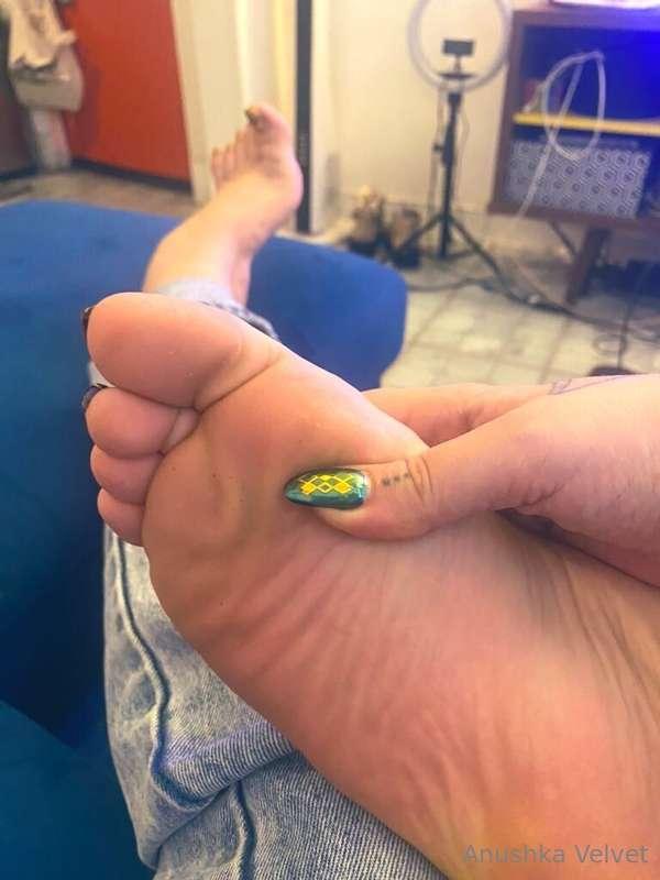 I just got in, took My socks off… and they smell so good!Hap..