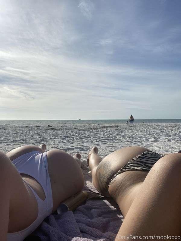 Butts on the beach @sophia153
