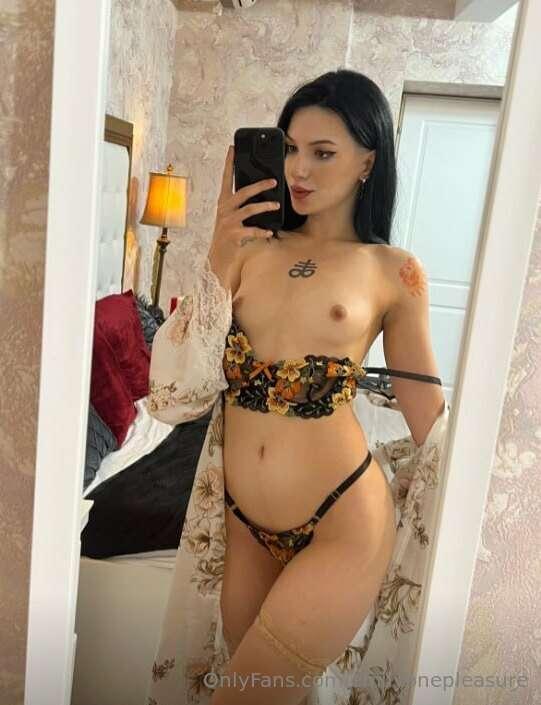 Do you like petite hot girls❓
✨ @casseyleights IS WET RIGHT ..