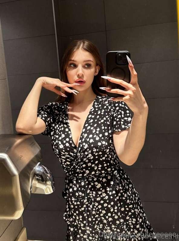 You should be here right now @alice.hill💥Cute girl @alice.hi..