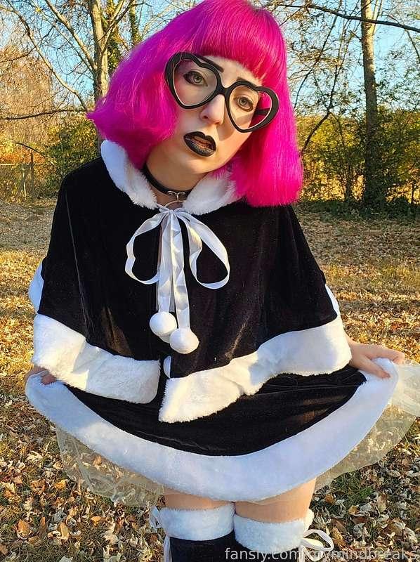 Kiss me under the mistletoe 🎊

#pale #petite #outdoors #glasses #goth #alt #emo #Christmas #sexy #hot #babe #fyp